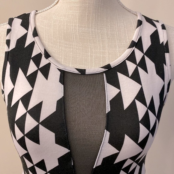 Top 10 women’s geographic print mesh insert crop top black white size S~M - Picture 3 of 9
